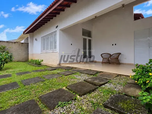 Casa com 225m², para alugar, no bairro Centro em Itanhaém