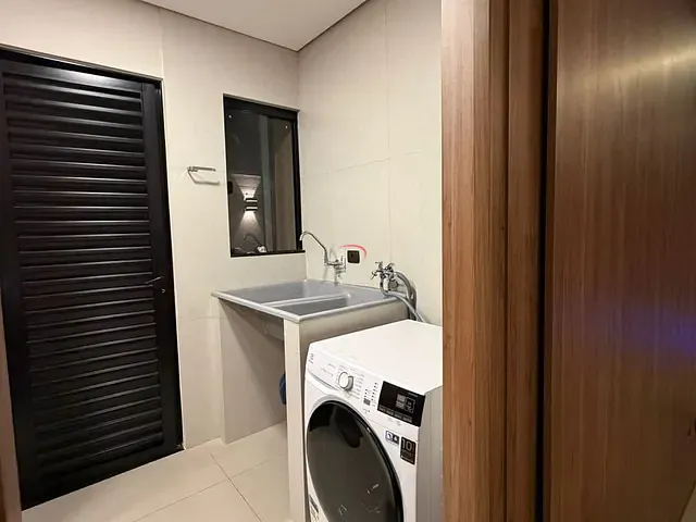 Casa com 252m² 3 quartos e 5 banheiros, à venda, no bairro Conjunto Habitacional Alexandre Urbanas em Londrina