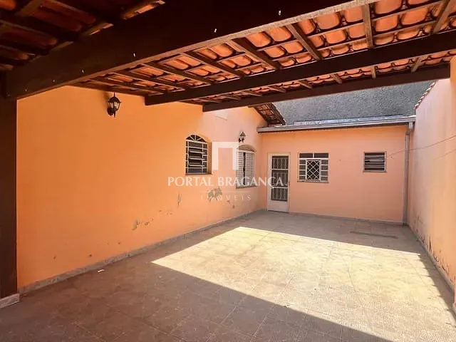 Casa com 175m² 2 quartos e 2 banheiros, à venda, no bairro Vila Mota em Bragança Paulista