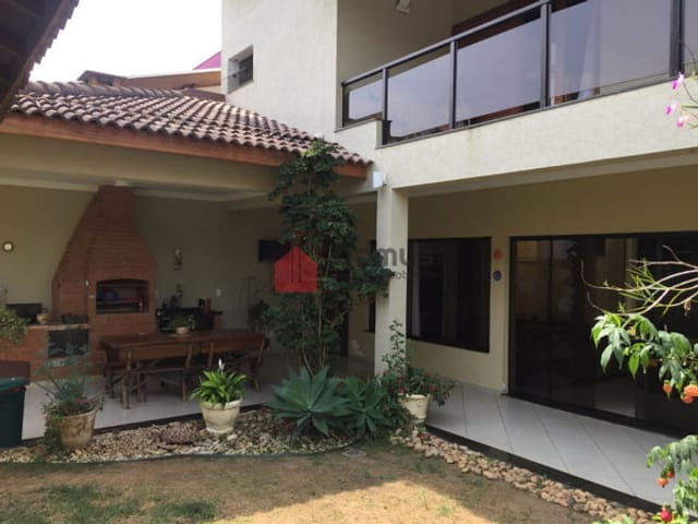 Casa com 304m², à venda, no bairro Centro em Tremembé