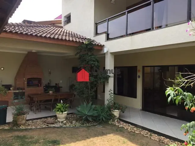 Casa com 304m², à venda, no bairro Centro em Tremembé