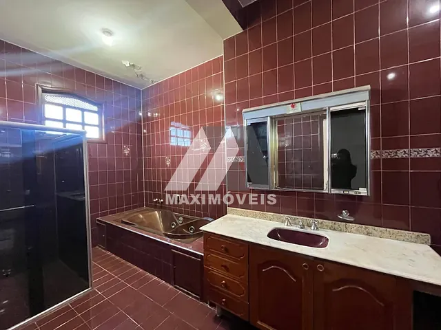 Casa com 735m² 5 quartos e 3 banheiros, à venda, no bairro Centro em Araçuaí
