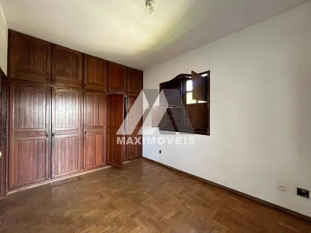 Casa com 735m² 5 quartos e 3 banheiros, à venda, no bairro Centro em Araçuaí