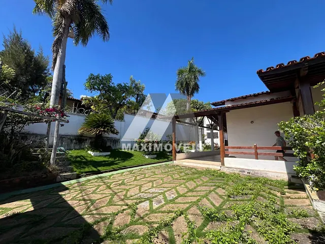 Casa com 735m² 5 quartos e 3 banheiros, à venda, no bairro Centro em Araçuaí