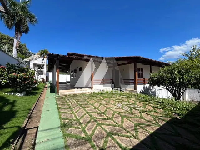 Casa com 735m² 5 quartos e 3 banheiros, à venda, no bairro Centro em Araçuaí