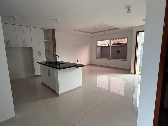 Casa com 140m² 3 quartos e 4 banheiros, para alugar, no bairro Costazul em Rio das Ostras