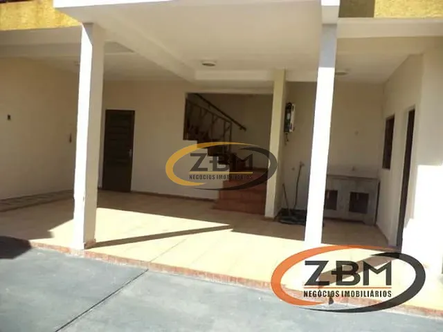 Sobrado com 250m² 4 quartos e 3 banheiros, para alugar, no bairro Universitário em Londrina