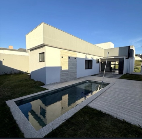 Casa com 300m² 3 quartos e 3 banheiros, à venda, no bairro Extensão do Bosque em Rua Pernambuco