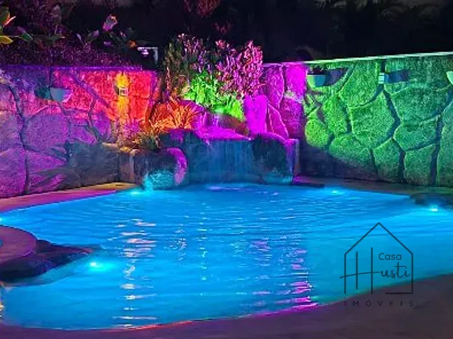 Casa com 612m² 4 quartos e 5 banheiros, à venda ou para alugar, no bairro Bosque do Vianna em Cotia