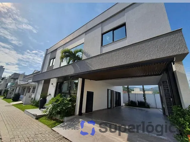 Casa com 250m² 4 quartos e 5 banheiros, à venda, no bairro Barra em Balneário Camboriú