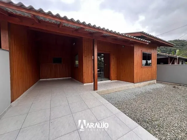 Casa com 80m² 2 quartos e 1 banheiro, para alugar, no bairro Espinheiros em Itajaí