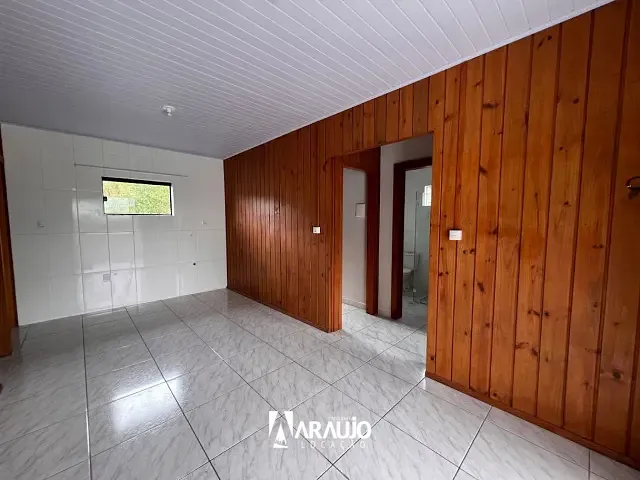 Casa com 80m² 2 quartos e 1 banheiro, para alugar, no bairro Espinheiros em Itajaí