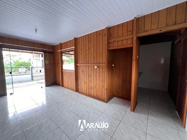 Casa com 80m² 2 quartos e 1 banheiro, para alugar, no bairro Espinheiros em Itajaí