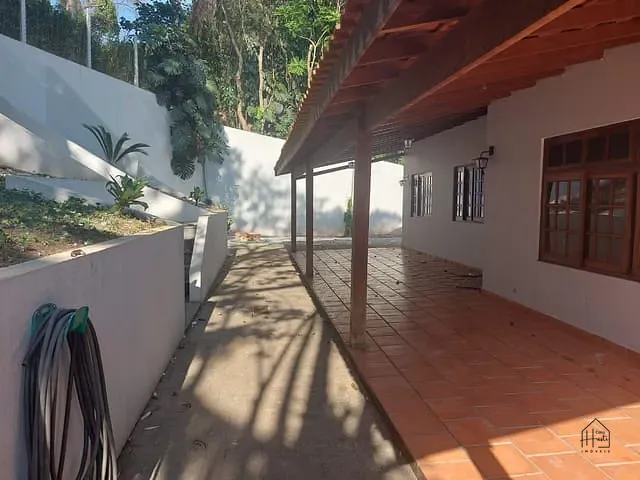 Casa 4 quartos e 2 banheiros, à venda ou para alugar, no bairro Jardim Ana Estela em Carapicuíba