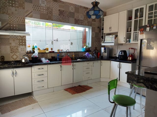 Casa com 680m², à venda, no bairro Vila Rica em Pindamonhangaba