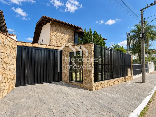 Casa 3 quartos e 3 banheiros, à venda, no bairro Ressacada em Itajaí