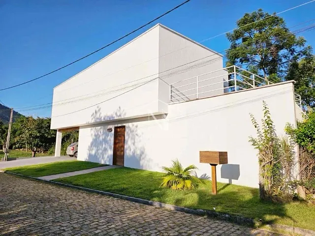 Casa com 606m² 4 quartos e 2 banheiros, à venda, no bairro Ubatiba em Maricá