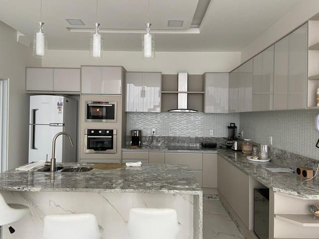 Casa com 308m² 4 quartos e 4 banheiros, à venda, no bairro Vale dos Cristais em Macaé