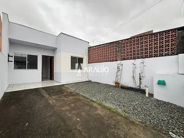 Casa com 100m² 2 quartos e 1 banheiro, para alugar, no bairro Espinheiros em Itajaí