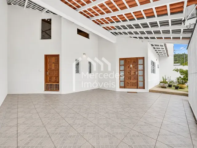 Casa 4 quartos e 3 banheiros, para alugar, no bairro Fazendinha em Itajaí
