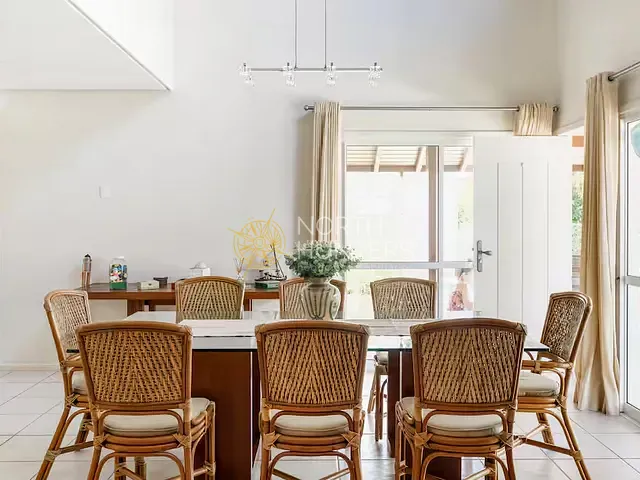 Casa com 400m² 3 quartos e 4 banheiros, para alugar, no bairro Daniela em Florianópolis