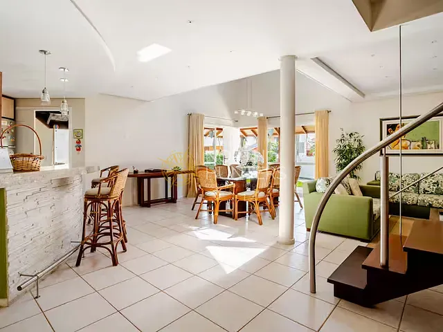 Casa com 400m² 3 quartos e 4 banheiros, para alugar, no bairro Daniela em Florianópolis