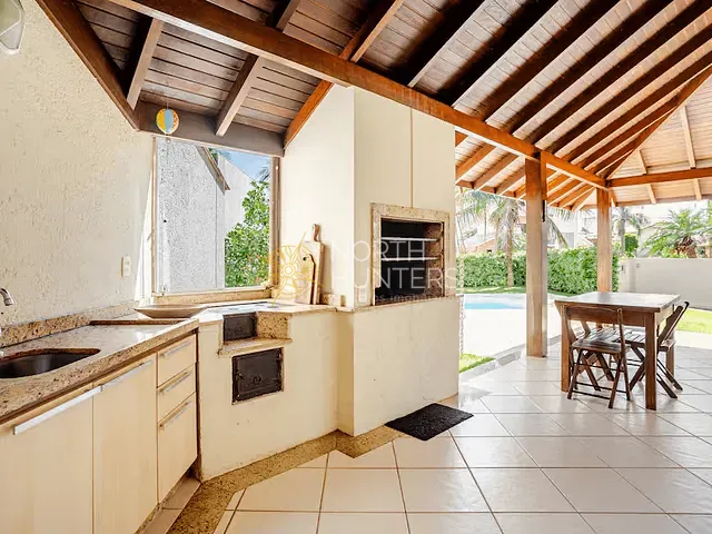 Casa com 400m² 3 quartos e 4 banheiros, para alugar, no bairro Daniela em Florianópolis