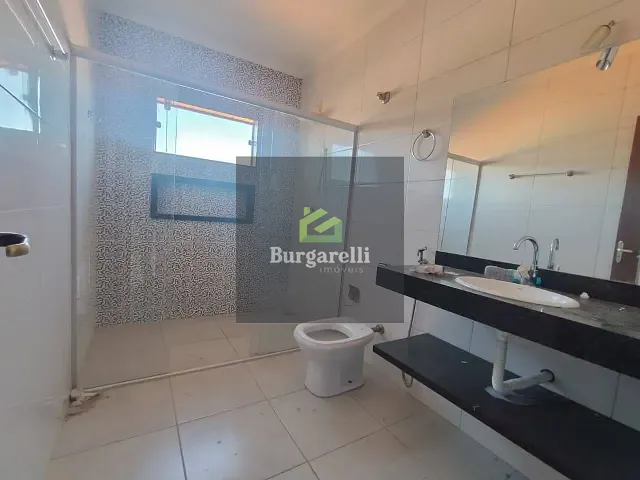 Casa 3 quartos e 2 banheiros, para alugar, no bairro Jardim América em Lavras