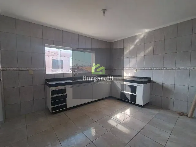 Casa 3 quartos e 2 banheiros, para alugar, no bairro Jardim América em Lavras