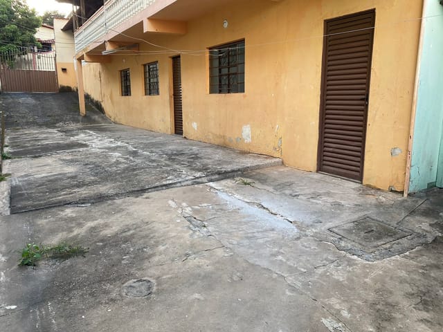 Foto do Casa - Ampla Casa com entrada individual para locação, 2 quartos e 4 vagas de garagem no bairro Itatiaia, BH | REALLE SOLUÇÕES IMOBILIÁRIAS INTEGRADAS