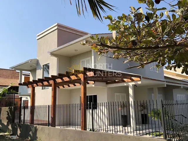 Casa com 500m² 6 quartos e 5 banheiros, para alugar, no bairro Daniela em Florianópolis