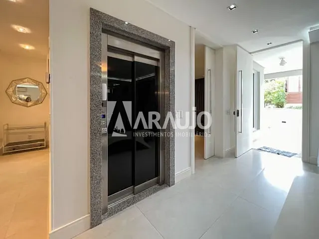 Casa com 260m² 4 quartos e 4 banheiros, à venda, no bairro Praia Brava em Itajaí