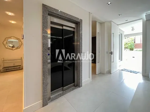 Casa com 260m² 4 quartos e 4 banheiros, à venda, no bairro Praia Brava em Itajaí