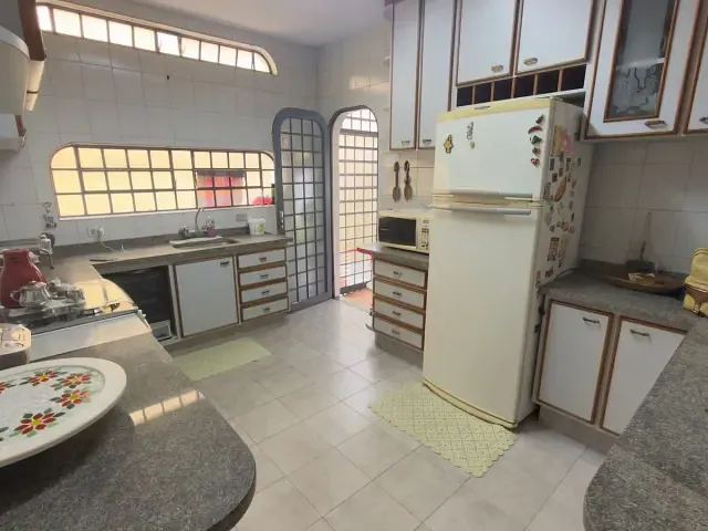 Casa com 360m² 5 quartos e 5 banheiros, à venda, no bairro Jardim Adriana I em Londrina