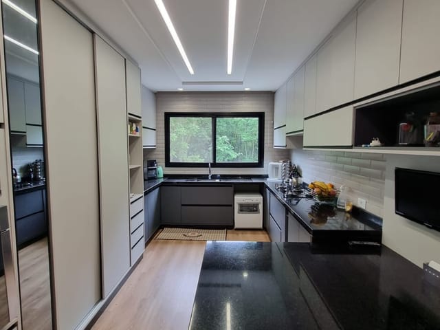 Casa com 376m² 4 quartos e 7 banheiros, à venda, no bairro Colônia Dona Luíza em Ponta Grossa