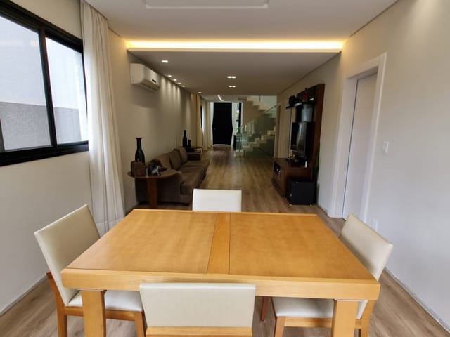 Casa com 376m² 4 quartos e 7 banheiros, à venda, no bairro Colônia Dona Luíza em Ponta Grossa