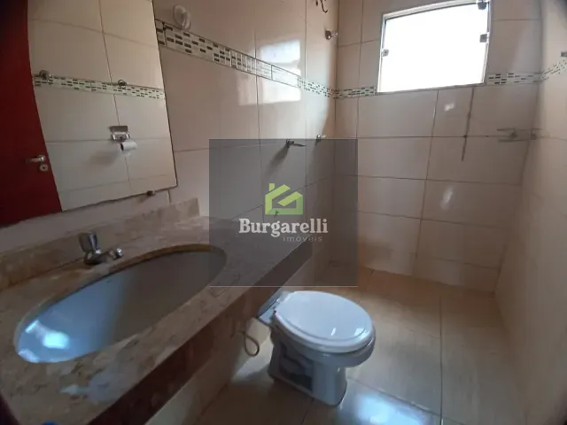 Casa 3 quartos e 2 banheiros, para alugar, no bairro Jardim Bela Vista em Lavras