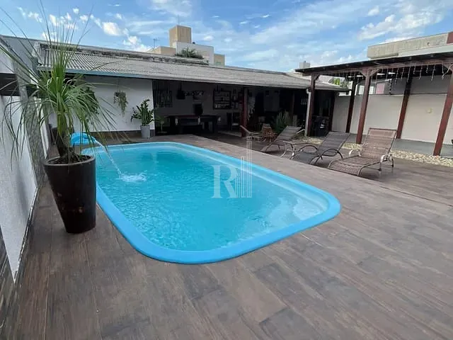 Casa com 390m² 3 quartos e 2 banheiros, à venda, no bairro Universitário em Tijucas