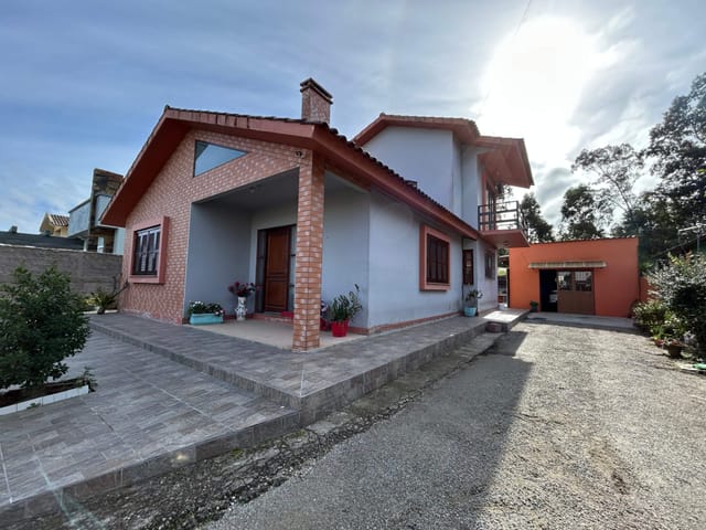 Casa com 525m² 3 quartos e 2 banheiros, à venda, no bairro Três Vendas em Pelotas