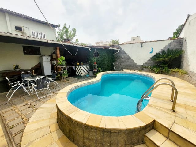 Casa com 250m² 3 quartos e 2 banheiros, à venda, no bairro Vila Valqueire em Rio de Janeiro