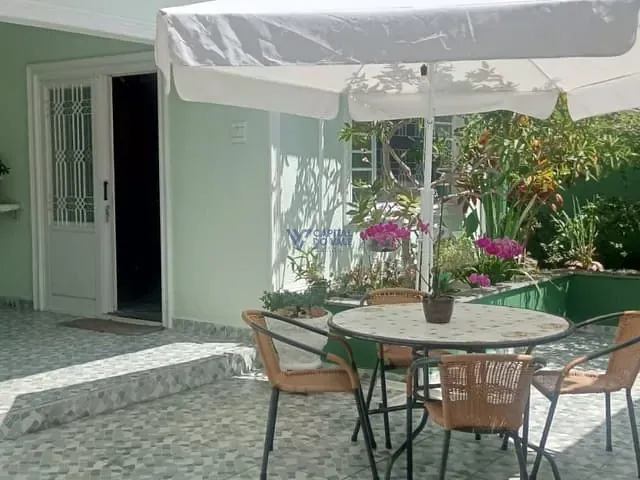 Casa com 300m² 5 quartos e 3 banheiros, à venda, no bairro Parque Industrial em São José dos Campos