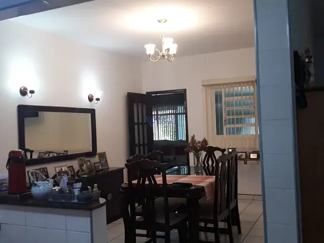 Casa com 300m² 5 quartos e 3 banheiros, à venda, no bairro Parque Industrial em São José dos Campos