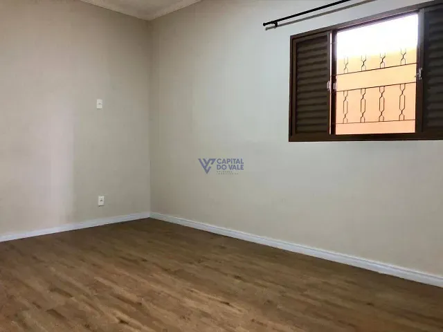 Casa com 300m² 4 quartos e 1 banheiro, à venda, no bairro Bosque dos Eucaliptos em São José dos Campos