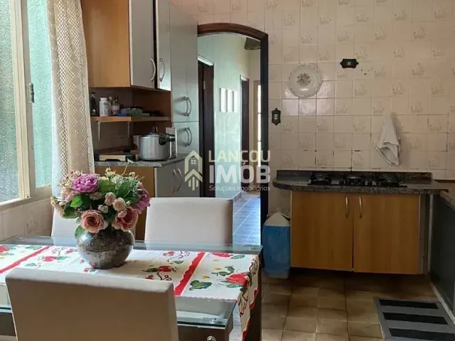 Casa com 336m² 2 quartos e 1 banheiro, à venda, no bairro Vila Vianelo em Jundiaí