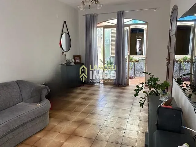 Casa com 336m² 2 quartos e 1 banheiro, à venda, no bairro Vila Vianelo em Jundiaí