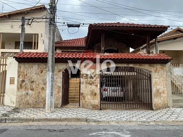 Casa com 240m² 3 quartos e 3 banheiros, à venda, no bairro Jardim Russi em Taubaté