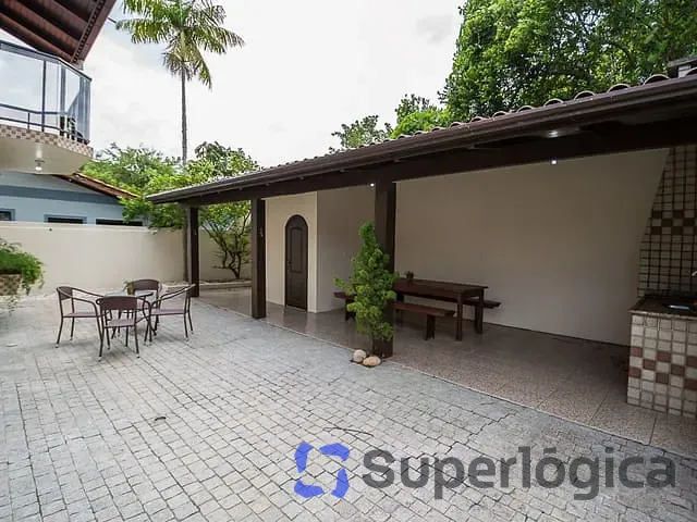 Casa com 300m², à venda, no bairro Morrinhos em Bombinhas