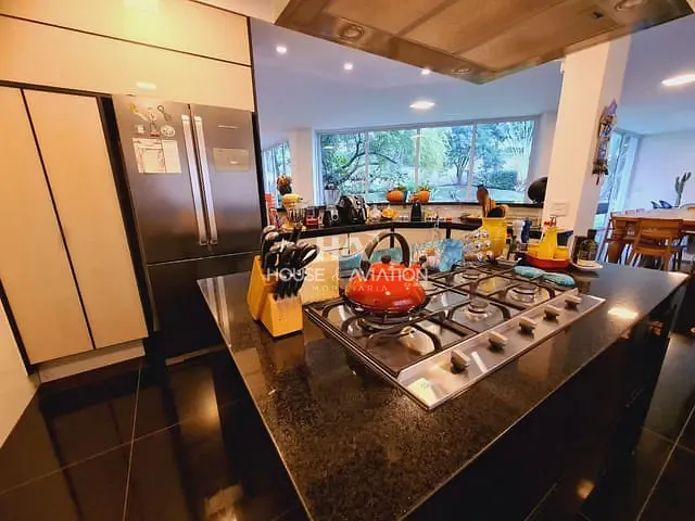 Casa com 1250m² 4 quartos e 6 banheiros, à venda, no bairro Residencial Aldeia do Vale em Goiânia