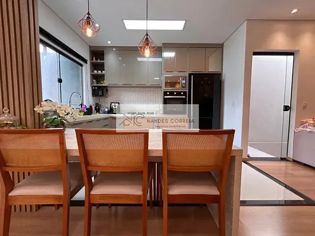 Casa 2 quartos e 3 banheiros, à venda, no bairro Pacaembu em Londrina