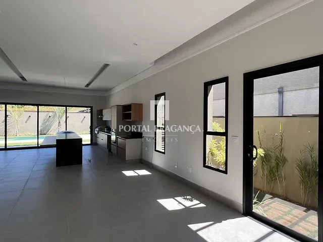 Casa com 380m² 3 quartos e 4 banheiros, à venda, no bairro Condomínio Residencial e Comercial Fazenda Santa Petronilla em Bragança Paulista